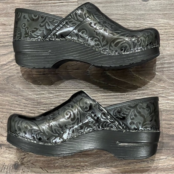 Dansko Floral Print Black Clogs‎ Size 38/7.5-8 - Picture 1 of 10